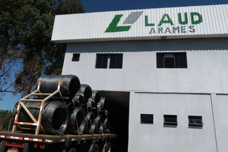 Fachada da Laud Arames em Caieiras / SP, com caminhão sendo carregado de bobinas de fio-máquina